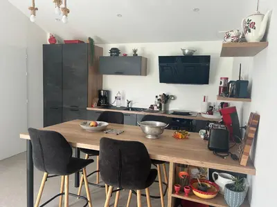 Cuisine ou kitchenette dans l'établissement Charmante Maison Rénovée Proche Plage et Forêt avec Jardin - FR-1-652-57