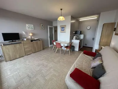 Télévision ou salle de divertissement dans l'établissement Studio confortable face mer avec garage privé, Saint-Hilaire-de-Riez - FR-1-224C-336