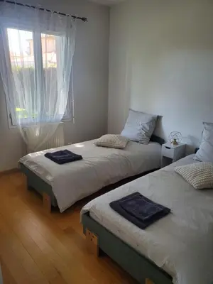 Un ou plusieurs lits dans un hébergement de l'établissement Maison 4 chambres piscine et jacuzzi