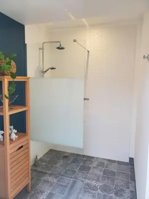 Salle de bains dans l'établissement Maison 4 chambres piscine et jacuzzi