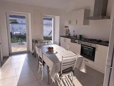 Cuisine ou kitchenette dans l'établissement Maison confortable centre-ville avec jardin, proche commerces - FR-1-323-563