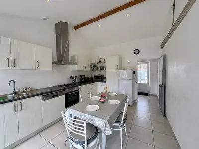 Cuisine ou kitchenette dans l'établissement Maison confortable centre-ville avec jardin, proche commerces - FR-1-323-563