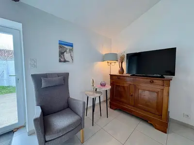 Télévision ou salle de divertissement dans l'établissement Maison confortable centre-ville avec jardin, proche commerces - FR-1-323-563