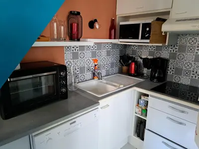 Cuisine ou kitchenette dans l'établissement Maison charmante proche pistes cyclables, animaux admis - FR-1-323-567