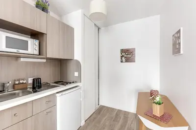 Cuisine ou kitchenette dans l'établissement Zenao Appart'hôtels Challans