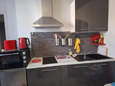 Cuisine ou kitchenette dans l'établissement Au Cœur De Chateaubriant WIFI-Centre-Ville-RDC