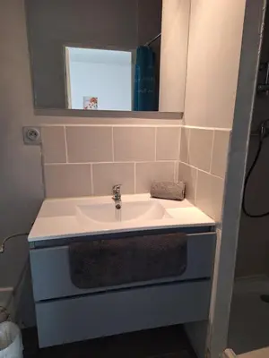 Salle de bains dans l'établissement Au Cœur De Chateaubriant WIFI-Centre-Ville-RDC