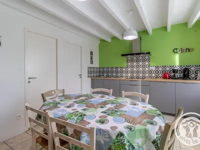 Cuisine ou kitchenette dans l'établissement Gîte Mélisse : Calme et Confort à 30 min Puy du Fou - FR-1-622-100