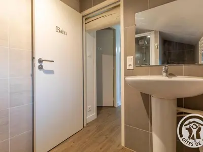 Salle de bains dans l'établissement Gîte Mélisse : Calme et Confort à 30 min Puy du Fou - FR-1-622-100