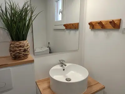 Salle de bains dans l'établissement Maison cosy avec terrasse et accès piscine, Notre-Dame-de-Monts - 4 pers - FR-1-540-316