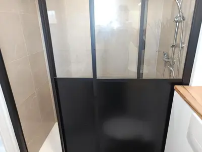 Salle de bains dans l'établissement Maison cosy avec terrasse et accès piscine, Notre-Dame-de-Monts - 4 pers - FR-1-540-316