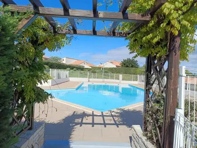 Piscine de l'établissement Maison cosy avec terrasse et accès piscine, Notre-Dame-de-Monts - 4 pers - FR-1-540-316 ou située à proximité