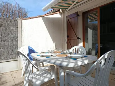 Balcon ou terrasse dans l'établissement Maison cosy avec terrasse et accès piscine, Notre-Dame-de-Monts - 4 pers - FR-1-540-316
