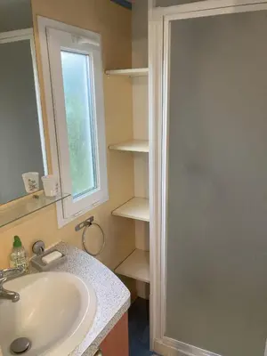 Salle de bains dans l'établissement Mobile home