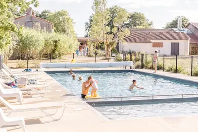 Piscine de l'établissement Un éco-camping en Vendée ou située à proximité
