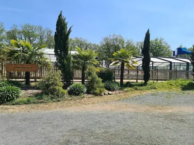 Jardin de l'établissement Mobil Home climatisé, 2 ch, 5 pers, Wifi 30 mn du grand parc d'attraction Puy duFou