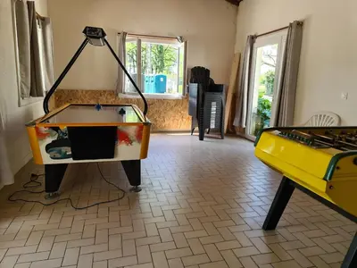 Tennis de table au sein de l'établissement Mobil Home climatisé, 2 ch, 5 pers, Wifi 30 mn du grand parc d'attraction Puy duFou ou à proximité