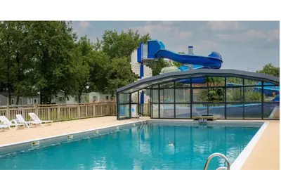 Piscine de l'établissement Mobil Home climatisé, 2 ch, 5 pers, Wifi 30 mn du grand parc d'attraction Puy duFou ou située à proximité