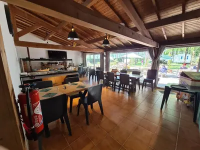Restaurant ou autre lieu de restauration dans l'établissement Mobil Home climatisé, 2 ch, 5 pers, Wifi 30 mn du grand parc d'attraction Puy duFou