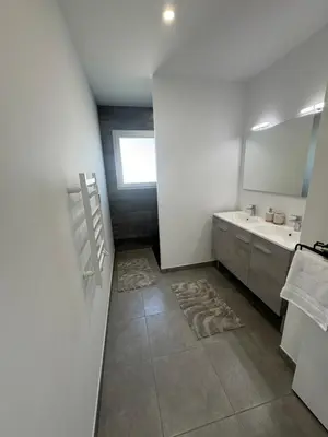 Salle de bains dans l'établissement Maison 4 chambres près d Angers et à 500 m de la Loire