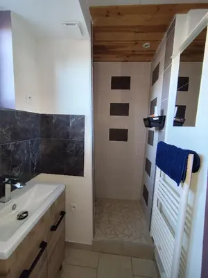 Salle de bains dans l'établissement Meublé cosy tt confort, arrivée autonome, proche Cholet et puy du f