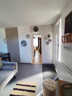 Coin salon dans l'établissement Meublé cosy tt confort, arrivée autonome, proche Cholet et puy du f