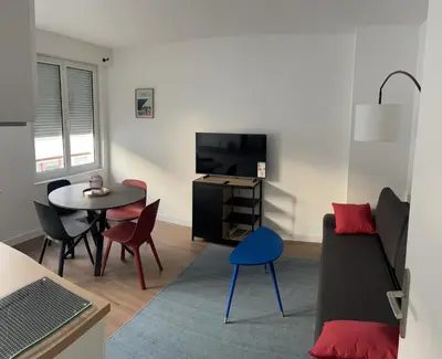 Télévision ou salle de divertissement dans l'établissement Appartement T2 - 202 - Hyper Centre - Intégralement rénové - Toutes commodités à pied