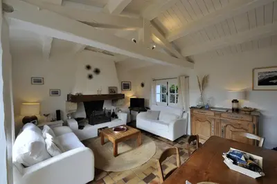 Télévision ou salle de divertissement dans l'établissement La Maison de Flo
