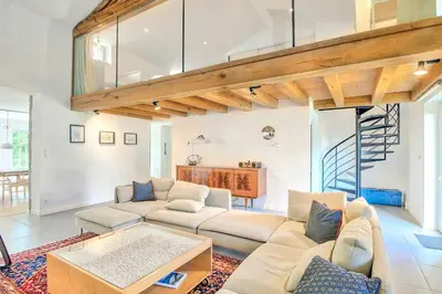 Coin salon dans l'établissement Renovated Chalet In The Heart Of Nature In Vendée