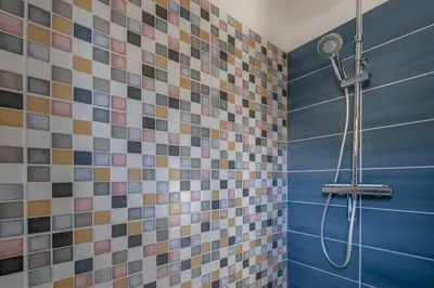 Salle de bains dans l'établissement Maison avec dépendance pour 11 à 800m de la mer
