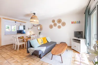 Télévision ou salle de divertissement dans l'établissement Le 5 Mimosas - Plage à 600m garage