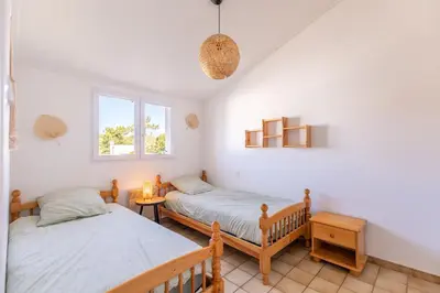 Un ou plusieurs lits dans un hébergement de l'établissement Le 5 Mimosas - Plage à 600m garage