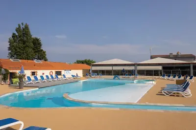 Piscine de l'établissement Camping La Pointe Saint-Gildas - Maeva ou située à proximité