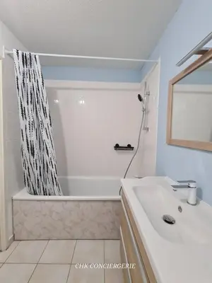 Salle de bains dans l'établissement La Balière T3 rénové terrasse 20min du Puy duFou