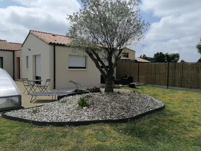 Jardin de l'établissement Idéal pour découvrir la Vendée - Calme et confort