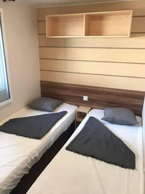 Un ou plusieurs lits dans un hébergement de l'établissement Bungalow convivial près de Saint-Jean-de-Monts avec jardin_2
