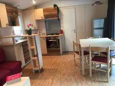 Cuisine ou kitchenette dans l'établissement Bungalow convivial près de Saint-Jean-de-Monts avec jardin_2