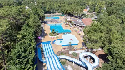 Piscine de l'établissement Bungalow convivial près de Saint-Jean-de-Monts avec jardin_2 ou située à proximité