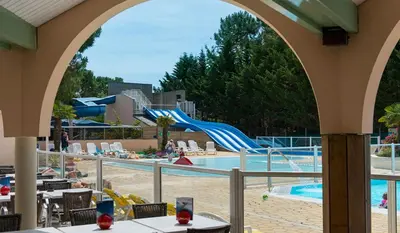 Piscine de l'établissement Bungalow convivial près de Saint-Jean-de-Monts avec jardin_2 ou située à proximité