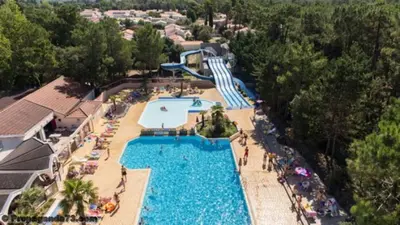 Piscine de l'établissement Bungalow convivial près de Saint-Jean-de-Monts avec jardin_2 ou située à proximité