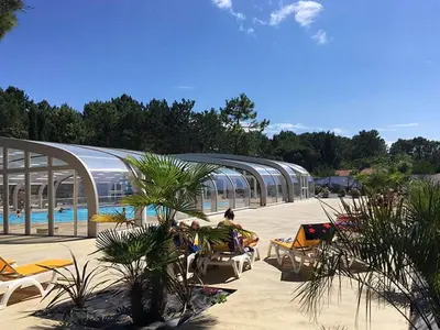 Piscine de l'établissement Bungalow convivial près de Saint-Jean-de-Monts avec jardin_2 ou située à proximité