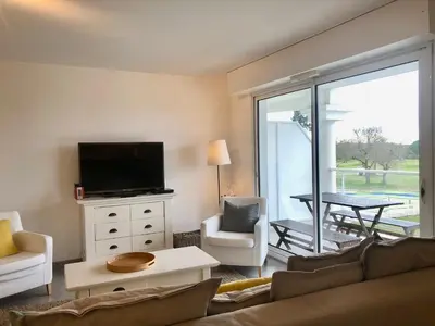 Télévision ou salle de divertissement dans l'établissement Appartement 68 m2 vue Golf et Piscine