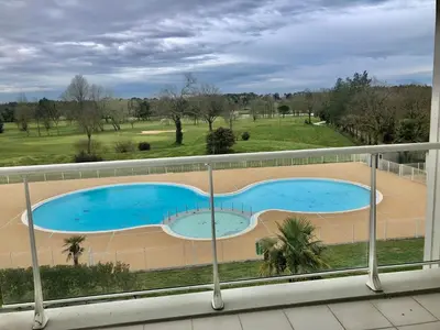Piscine de l'établissement Appartement 68 m2 vue Golf et Piscine ou située à proximité