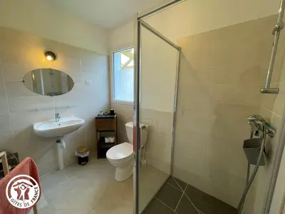 Salle de bains dans l'établissement Charmant gîte Coquelicot près des plages vendéennes - FR-1-426-573
