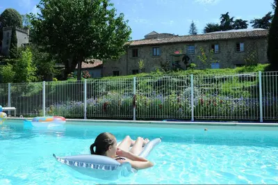 Piscine de l'établissement Gîte des trois pommes ou située à proximité