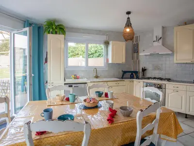 Cuisine ou kitchenette dans l'établissement Holiday Home Fleur d'été by Interhome