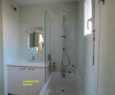 Salle de bains dans l'établissement Home SAINT-MAURILLE coeur d'Angers et Parking