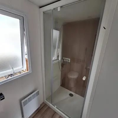 Salle de bains dans l'établissement mobil-home family 6 personnes, Camping 4 étoiles bois dormant vendée