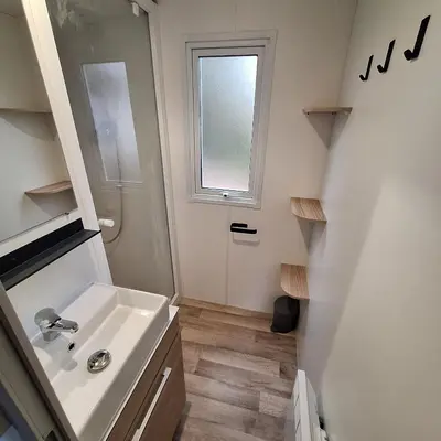 Salle de bains dans l'établissement mobil-home family 6 personnes, Camping 4 étoiles bois dormant vendée