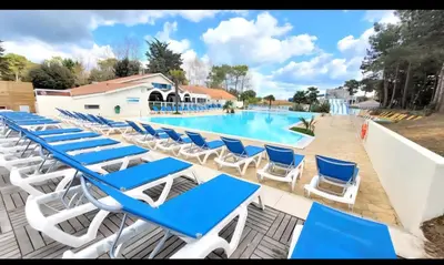 Piscine de l'établissement mobil-home family 6 personnes, Camping 4 étoiles bois dormant vendée ou située à proximité